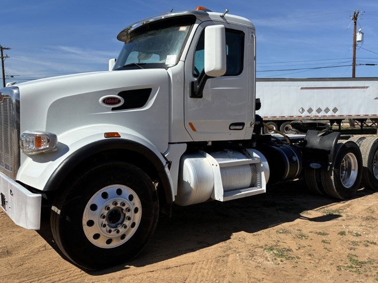 2020-peterbilt-567-image-1