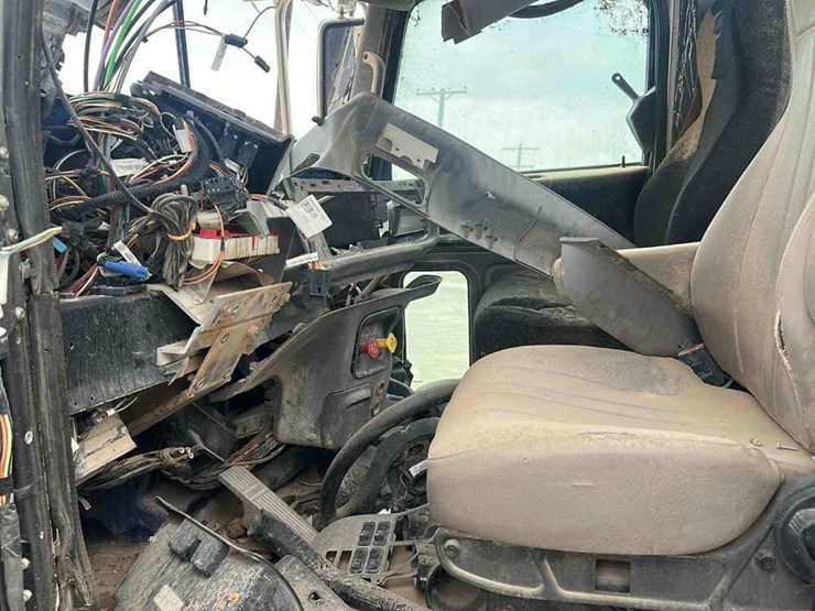 2017-peterbilt-389-image-7