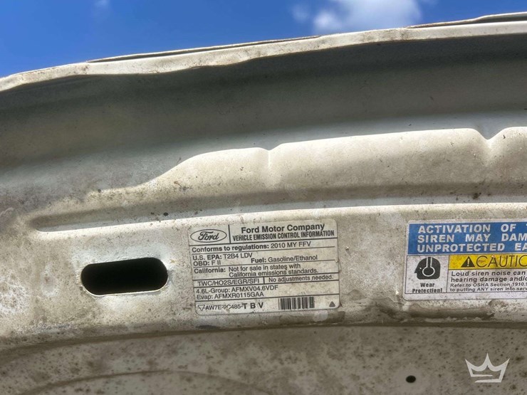 2010-ford-crown-victoria-image-10