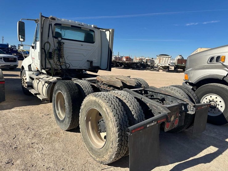 2017-international-lf687-daycab-image-5