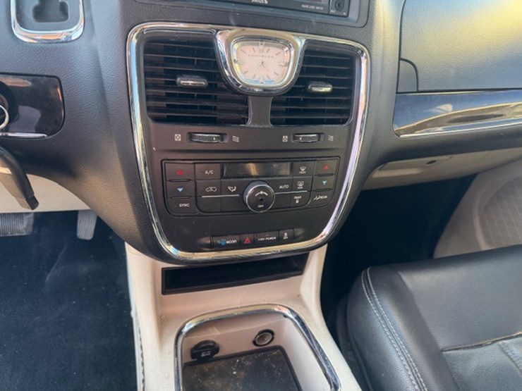 2014-chrysler-town-&-country-image-47