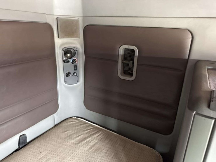 2000-freightliner-flc120-image-31