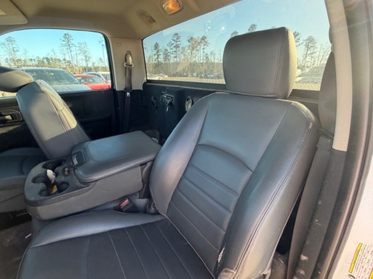 2019-ram-1500-classic-image-28