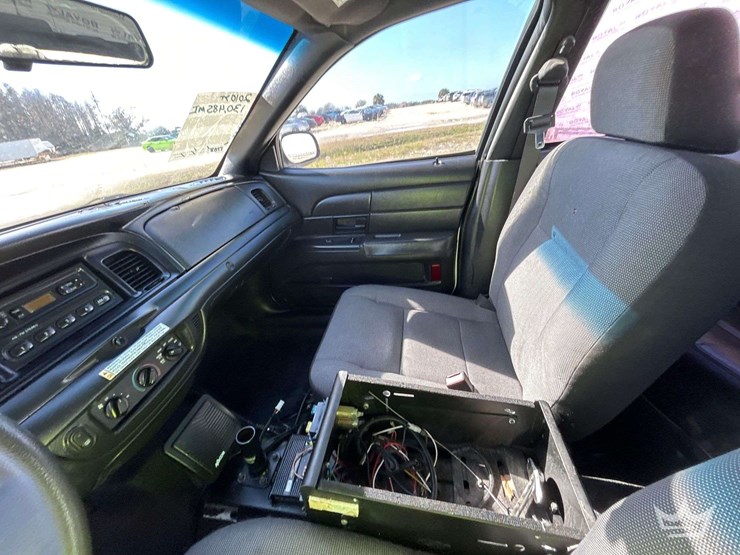 2010-ford-crown-victoria-sedan-image-17