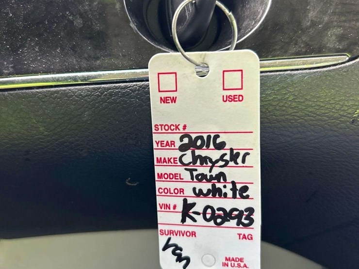 2016-chrysler-town-&-country-image-30