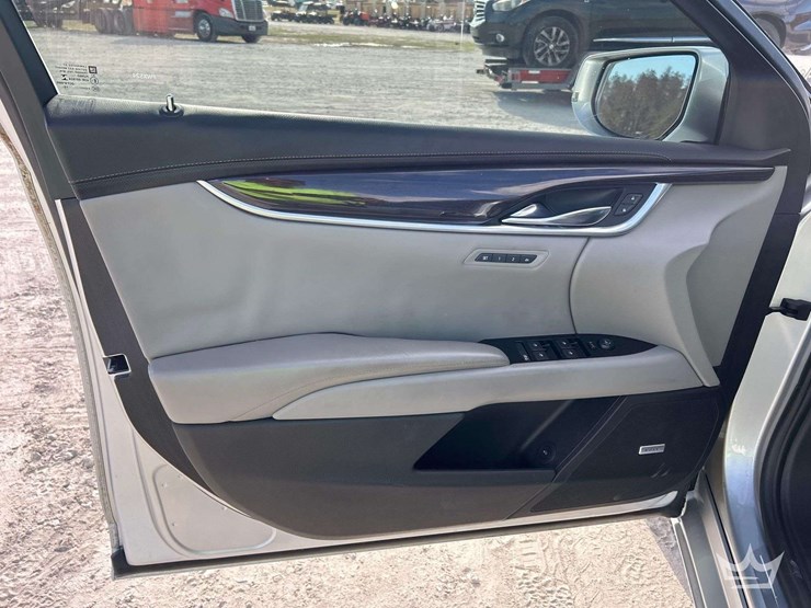 2016-cadillac-xts-sedan-image-11