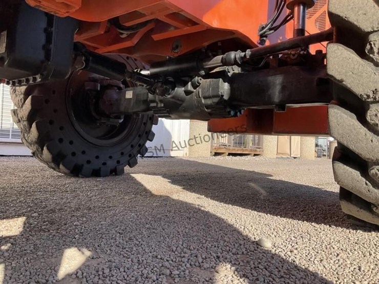 2012-jlg-8042-image-21