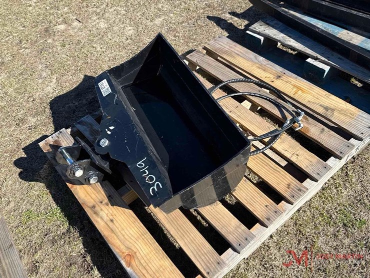 30"-hydraulic-tilting-cleanout-bucket-excavator-attachment-image-2