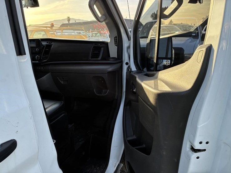 2020-ford-350-image-10