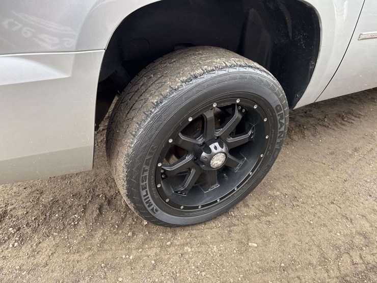 2012-chevrolet-suburban-1500-image-10