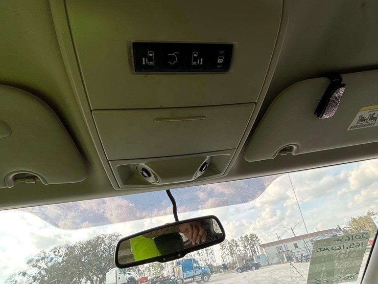 2016-chrysler-town-&-country-image-20