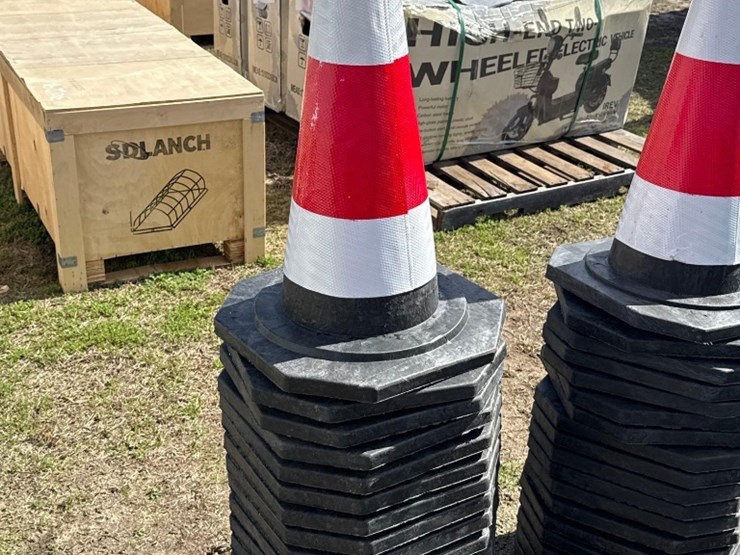 single-stack-of-safety-cones-image-2