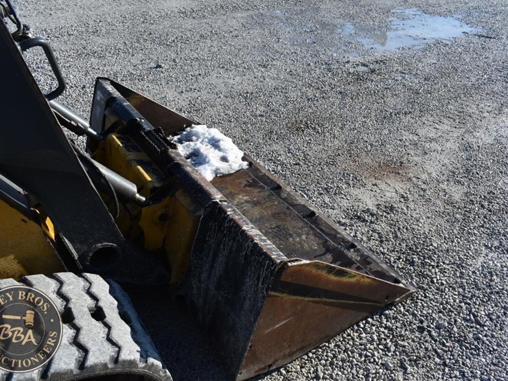 2015-deere-323e-image-22