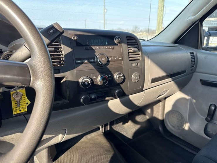 2013-chevrolet-3500-image-27