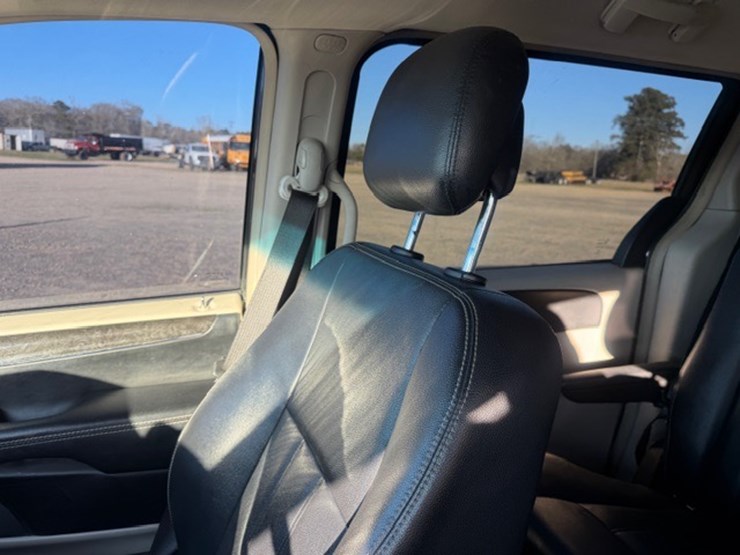 2014-chrysler-town-&-country-image-41