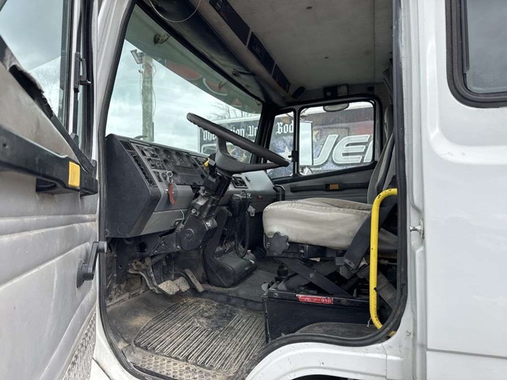 2000-freightliner-fld112-image-24