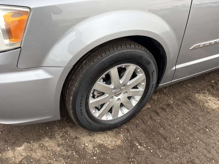 2014-chrysler-town-&-country-image-8