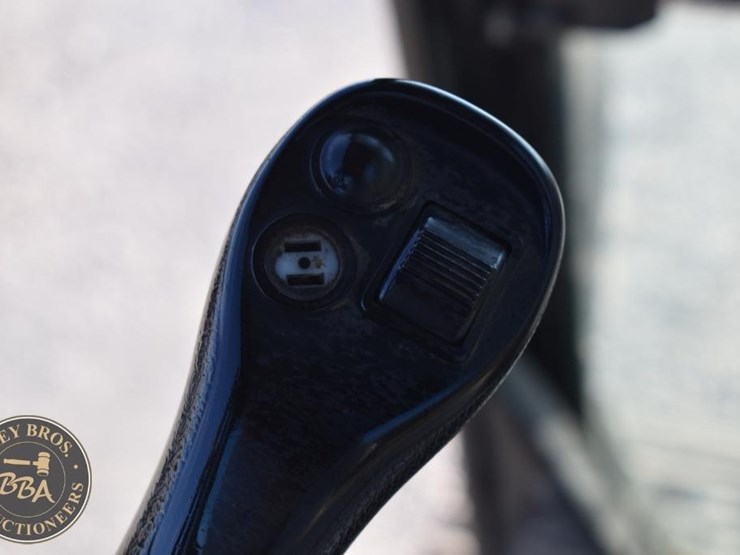 2020-caterpillar-320-image-47