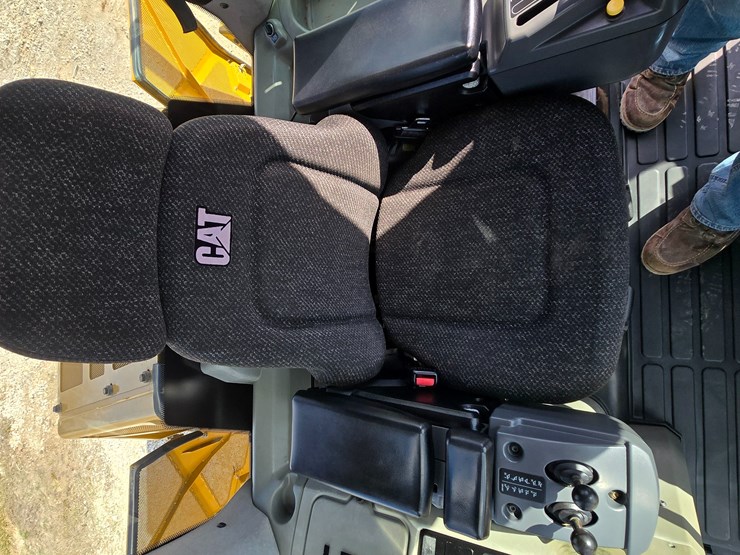 2015-caterpillar-953d-image-112