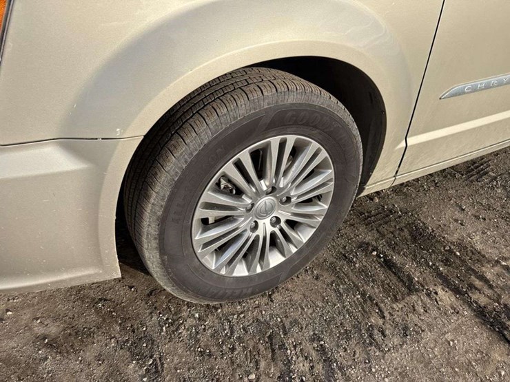 2013-chrysler-town-&-country-image-7