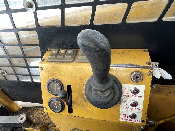 #7564-•-asv-track-loader-with-posi-track-image-32