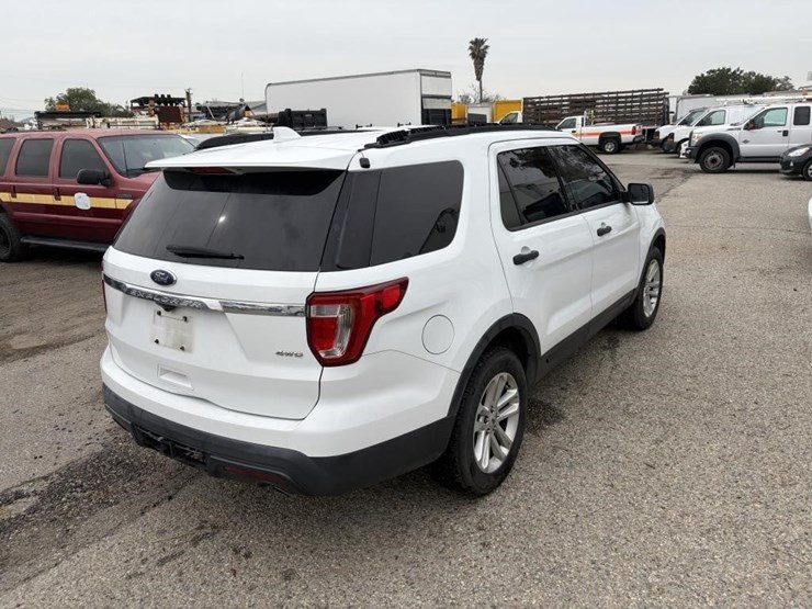 2016-ford-explorer-image-3