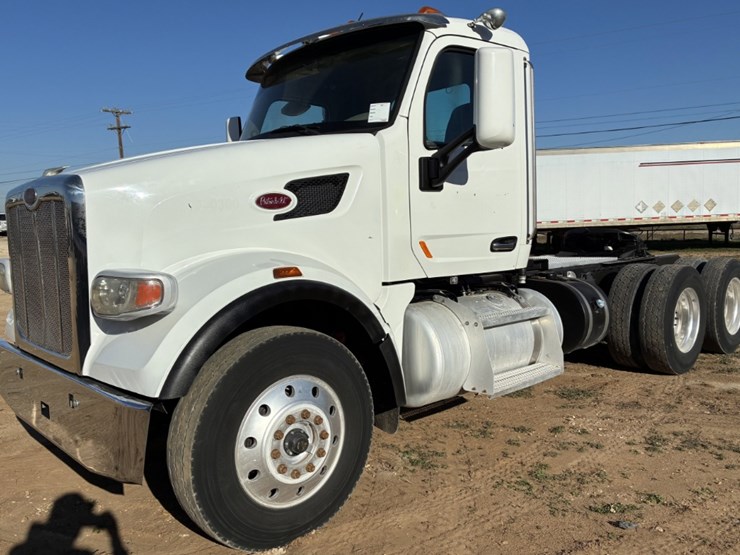 2020-peterbilt-567-image-1