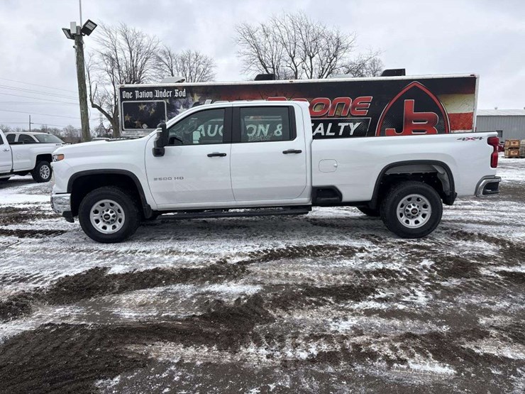 2023-chevrolet-3500-image-2