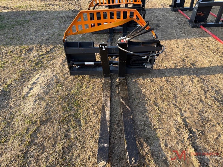 48"-hydraulic-forks-skid-steer-attachment-image-3