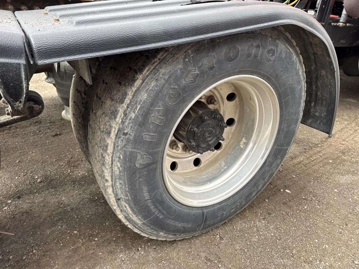 2000-freightliner-flc120-image-14