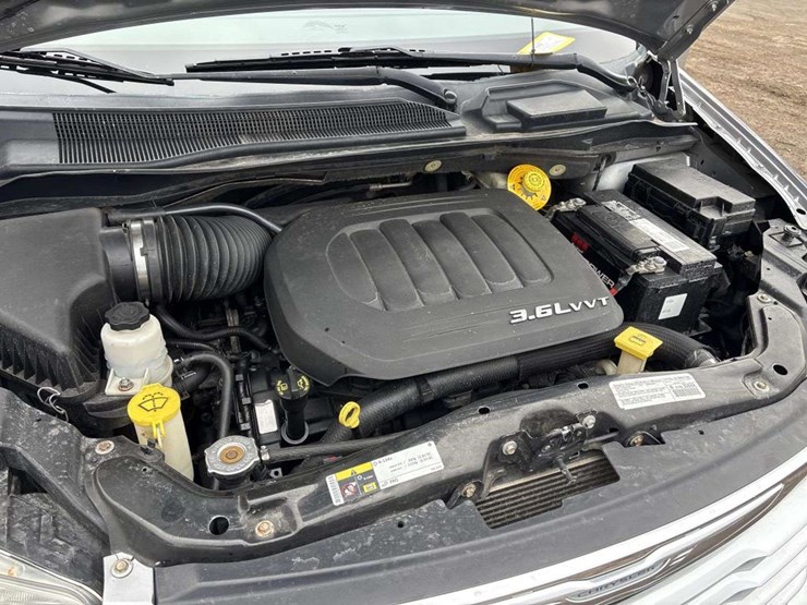 2014-chrysler-town-&-country-image-20