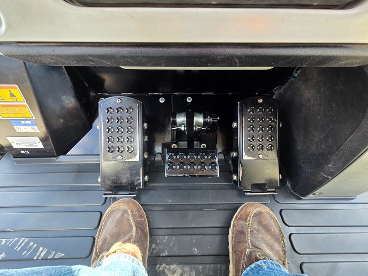 2015-caterpillar-953d-image-120