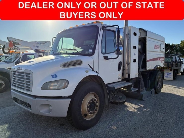 2010-freightliner-m2-106-image-1