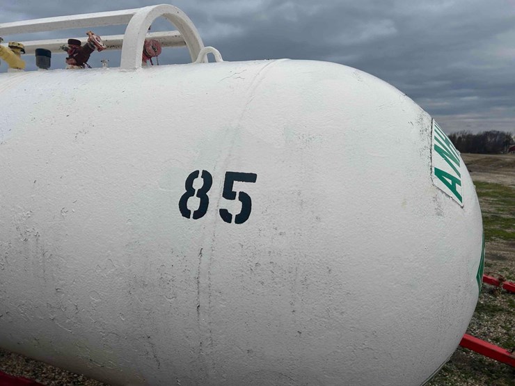 1000-gal.-nh3-tank-on-gear-#85-sells-offsite-image-4