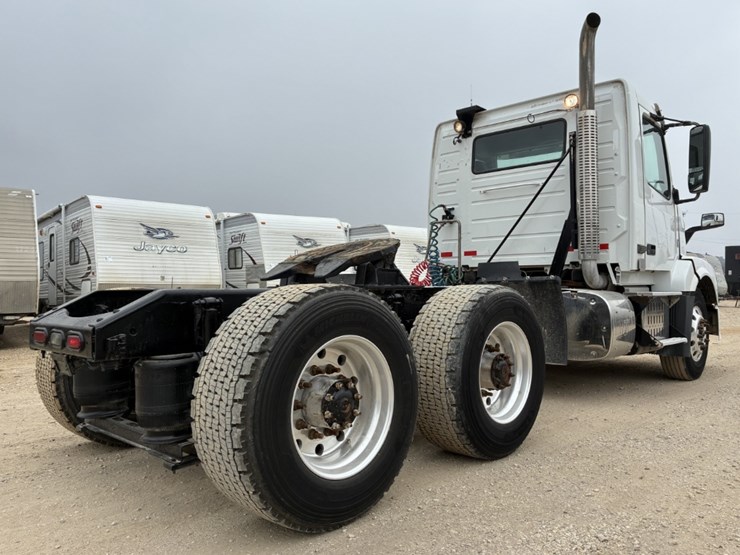 2014-volvo-vnl-image-4