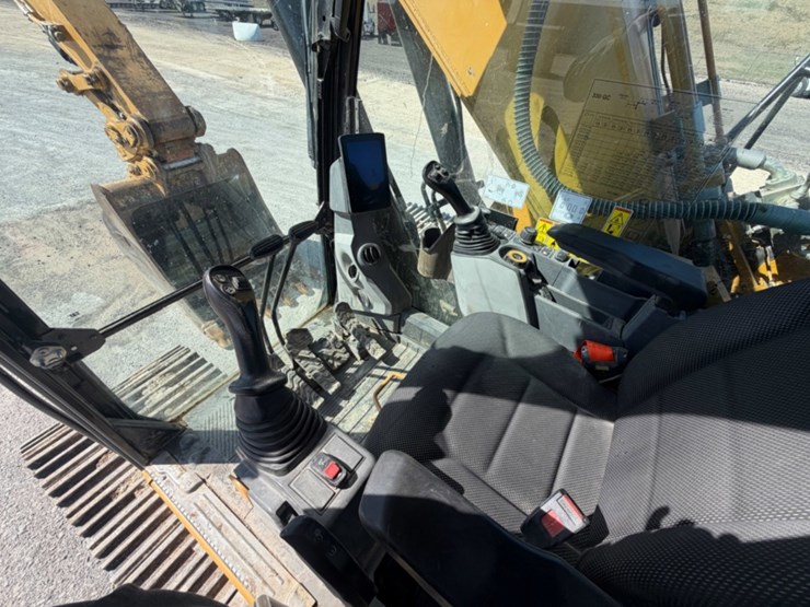 caterpillar-330gc-image-13