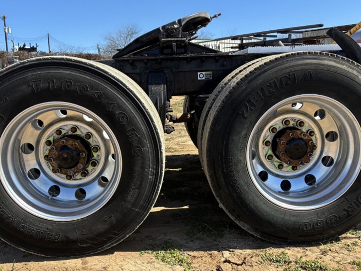 2020-peterbilt-567-image-16