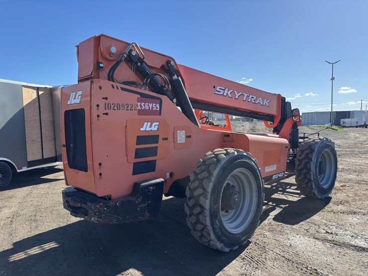 2017-jlg-8042-image-3