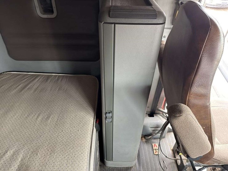 2000-freightliner-flc120-image-33