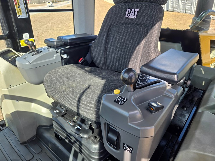 2015-caterpillar-953d-image-110