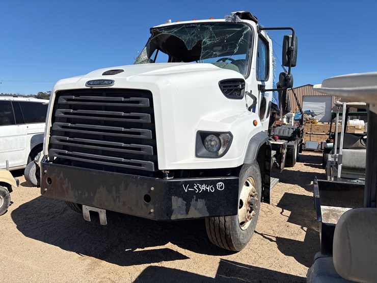 2023-freightliner-114sd-image-2