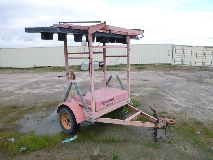 allmand-towable-arrow-board-image-2