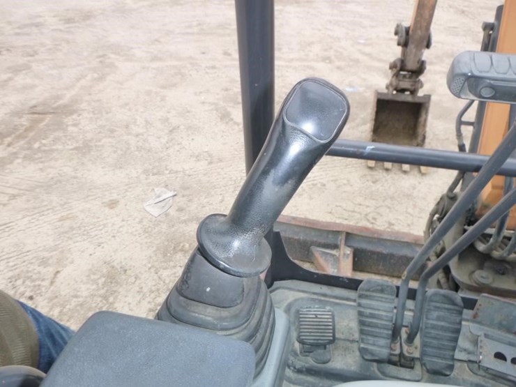 2017-case-cx33c-image-10