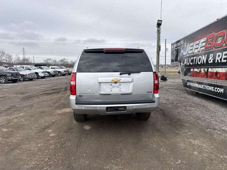 2012-chevrolet-suburban-1500-image-4