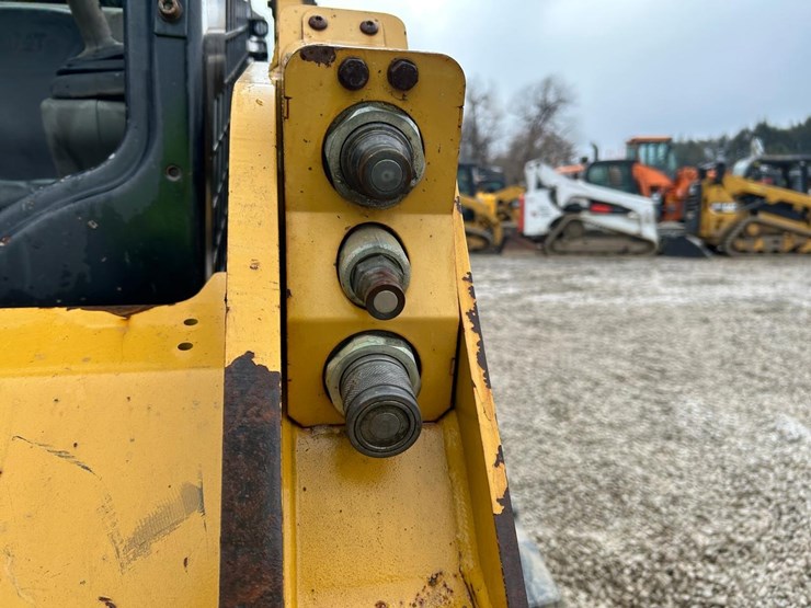 2015-caterpillar-259d-image-11