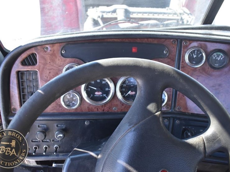 2005-peterbilt-385-image-38