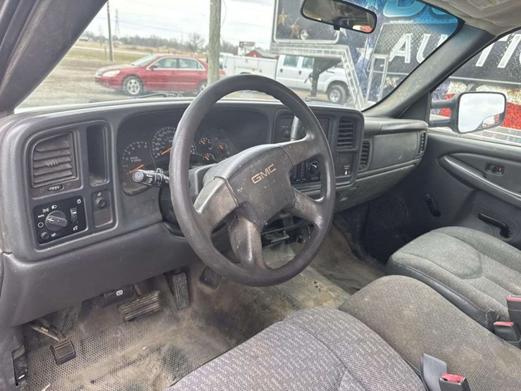 2005-gmc-sierra-2500-image-28