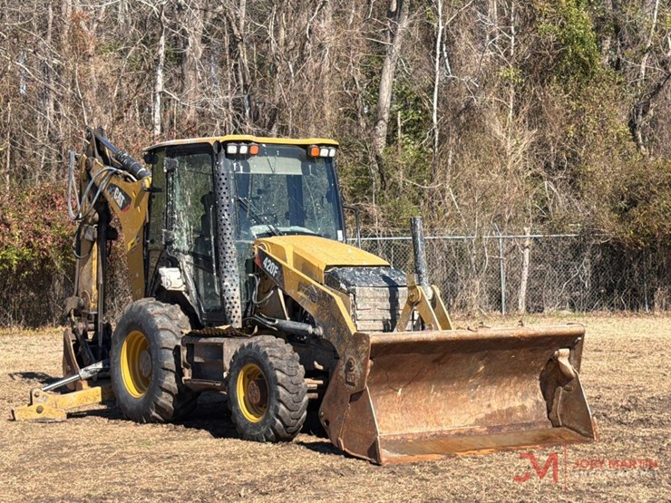 2017-caterpillar-420f2-image-1