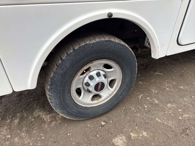 2005-gmc-sierra-2500-image-10