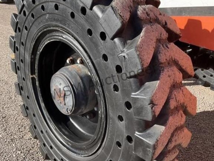 2012-jlg-8042-image-9